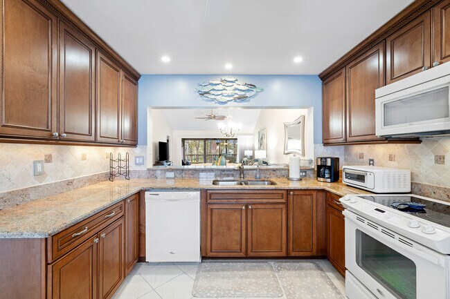 Building Photo - 6900 Dennis Cir