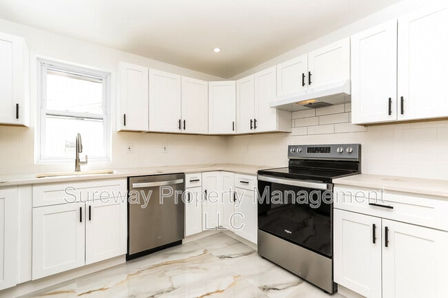 Building Photo - 300 Monroe Ave