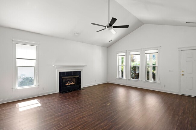 Foto del edificio - House in Biltmore Park!