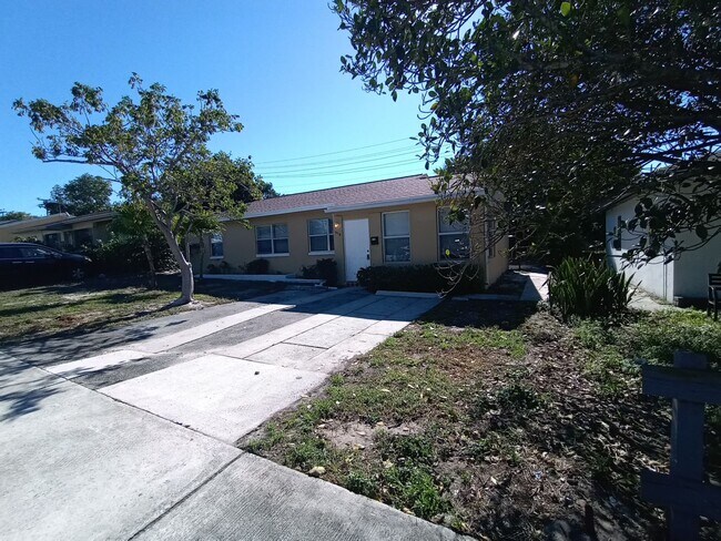 Foto del edificio - Beautifully renovated and spacious 4 bedro...