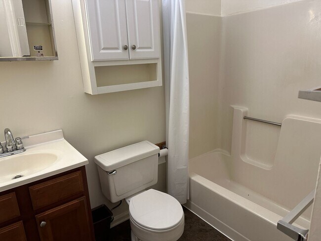 Foto del edificio - Radford; Three Bedroom, Two Bath partially furnished Townhome available now