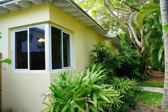Building Photo - 5215 N Flagler Dr