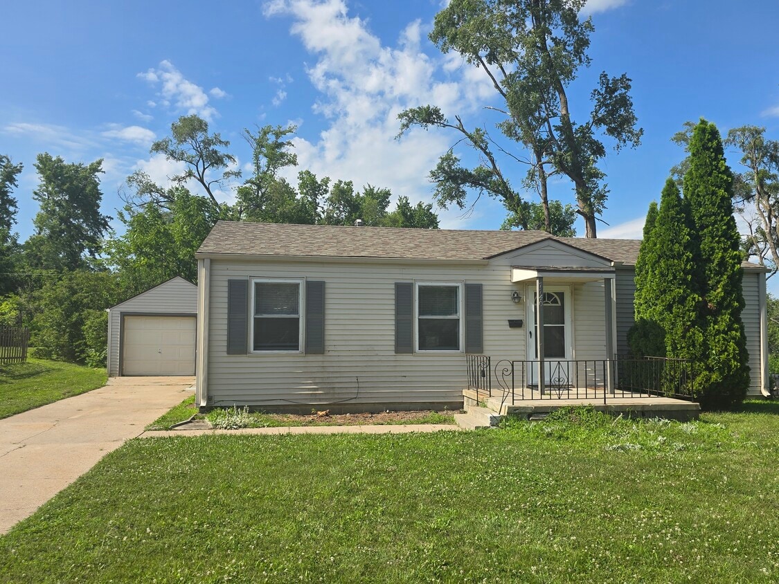 Primary Photo - 7740 Burt St