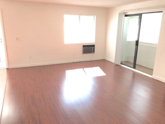 Building Photo - 346 S Wilton Pl
