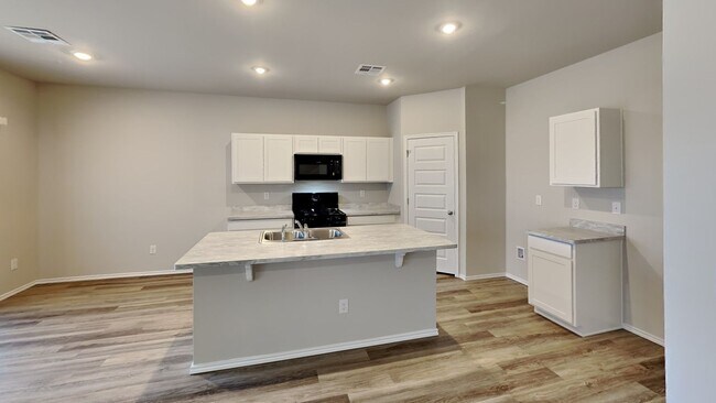 Building Photo - *MOVE IN SPECIAL: 2nd Month's Rent FREE, C...