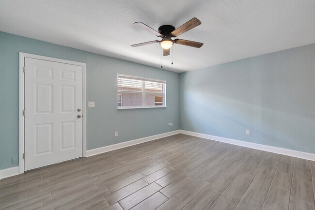 Building Photo - Newly Renovated 2bd/1ba unit at an amazing...