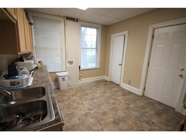Building Photo - 948 Albemarle St