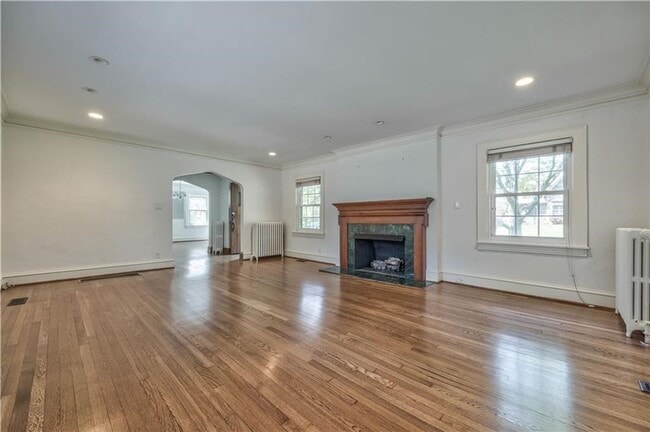 Building Photo - {1211} Incredible Suncrest Home with Updat...