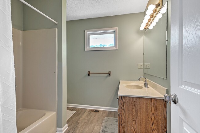 Building Photo - 2 Bedroom & Office Space / 1.5 Bath Brick ...