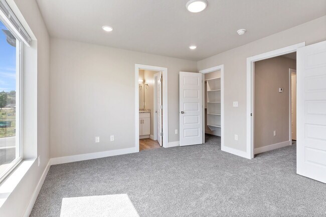 Building Photo - 637 East 730