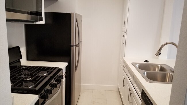 Foto del edificio - 6525 Woodley Ave