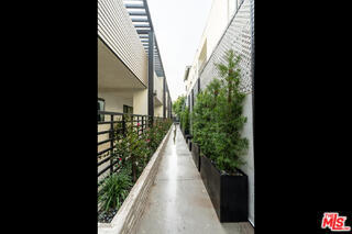 Foto del edificio - 1262 N Sweetzer Ave