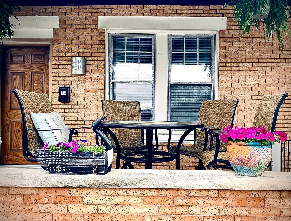 Primary Photo - 13 E Brown St