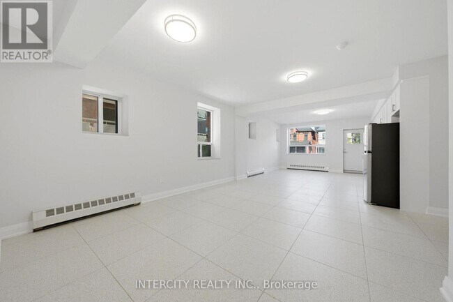 Building Photo - 91 Wentworth St S