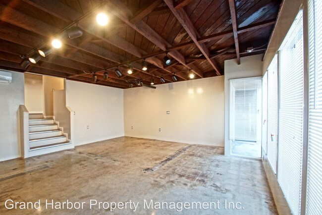 Building Photo - 1 br, 1.5 bath  - 315 W 7th St 315 7th St