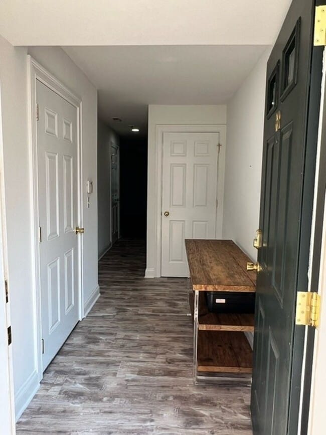 Building Photo - 2 Bedroom Townhome in Stamford