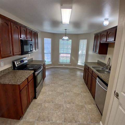 Building Photo - 2025 Lake Trail Dr