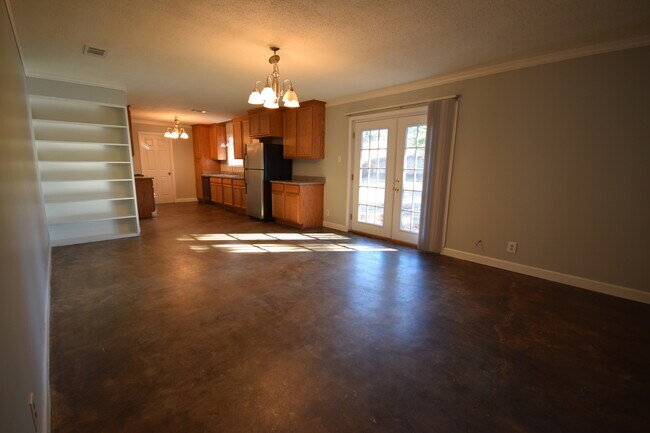 Building Photo - Spacious Home with Large Fenced Yard