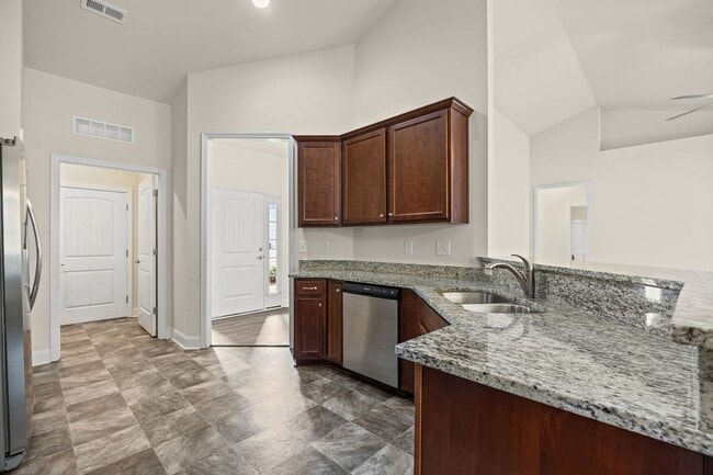 Building Photo - 4 Bed 2 Bath Ranch Near Downtown Lillington