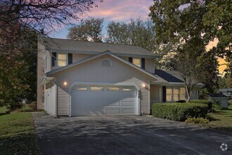 Building Photo - 900 Timberline Ct W