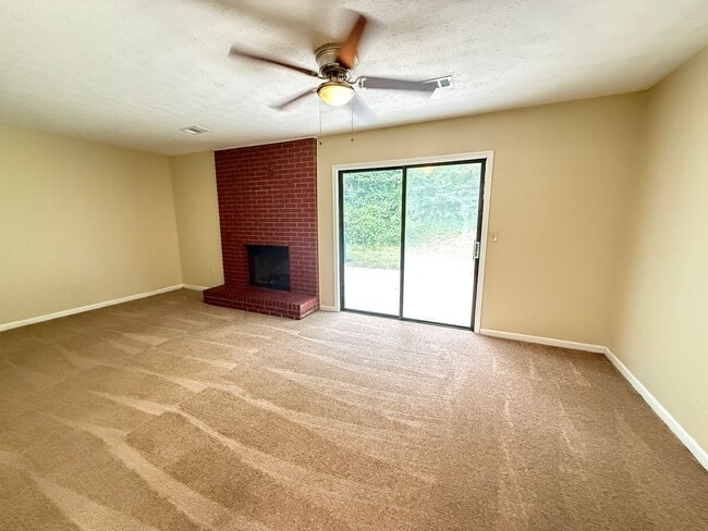 Building Photo - 2/2.5 Townhome in the heart of downtown Douglasville