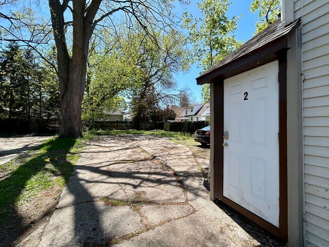Building Photo - 933 W Southern Ave