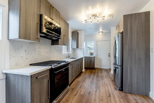 Building Photo - 2628 Vineyard Ave