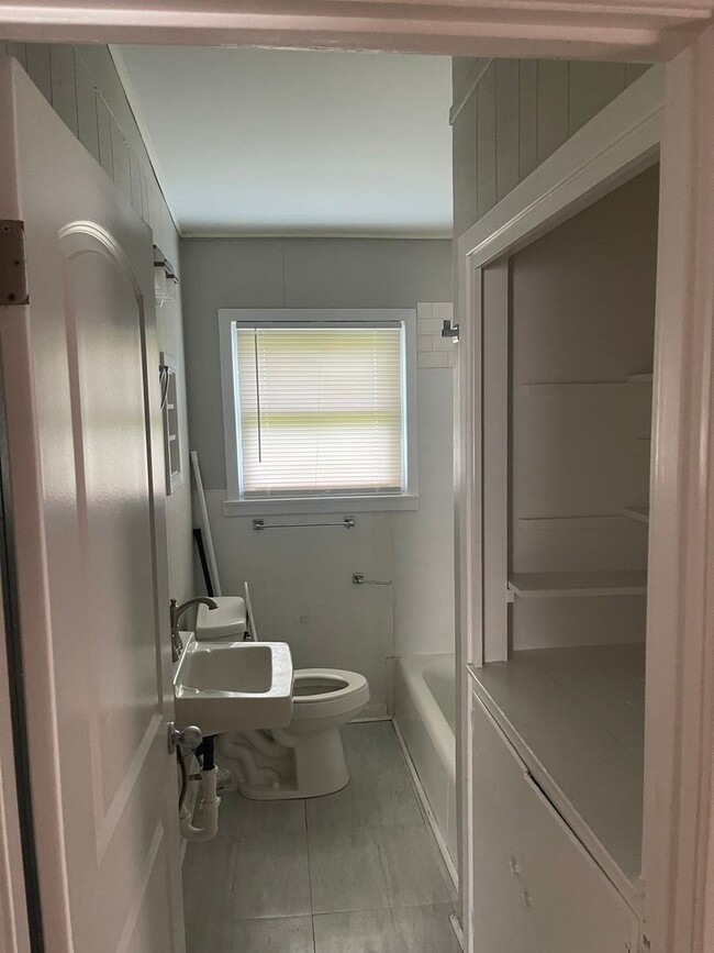 Building Photo - 122 Emerite Dr