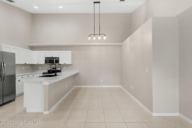 Building Photo - 158 Empress Ave