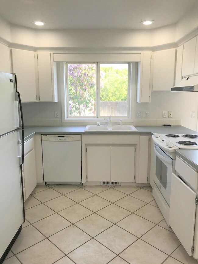 Cozy kitchen - 302 W Canyon Lakes Dr