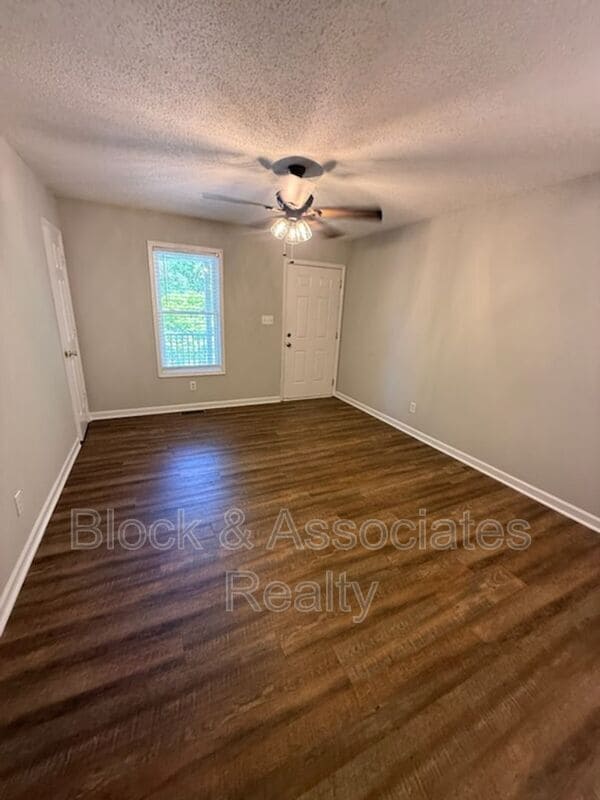 Building Photo - 746 Breeze Hill Rd