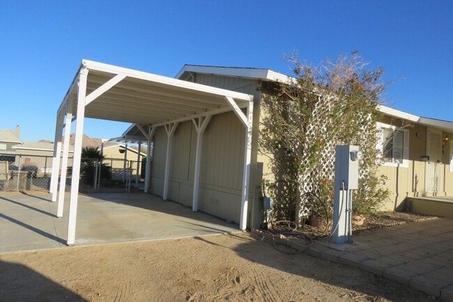 Building Photo - Quiet with Great Views! Available 11/1/25!