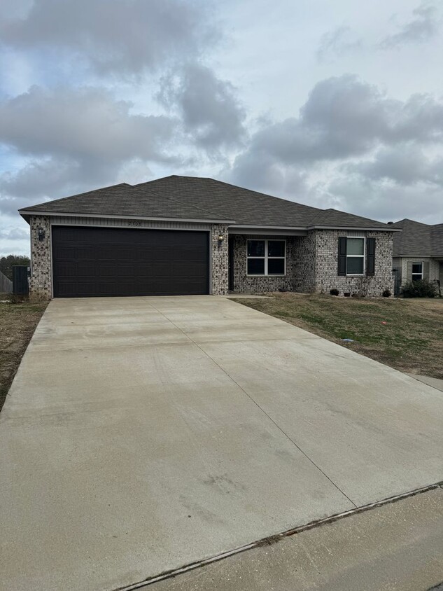 Primary Photo - 3 Bed / 2 Bath Available Now!