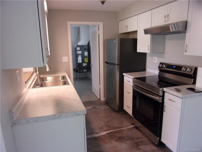 Building Photo - 13 Oak Hollow Dr