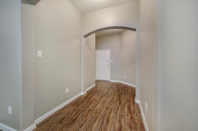 Building Photo - 8 Shady Oak Ln