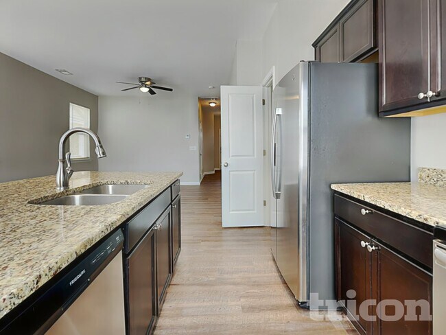 Foto del edificio - 323 Springwalk Ln
