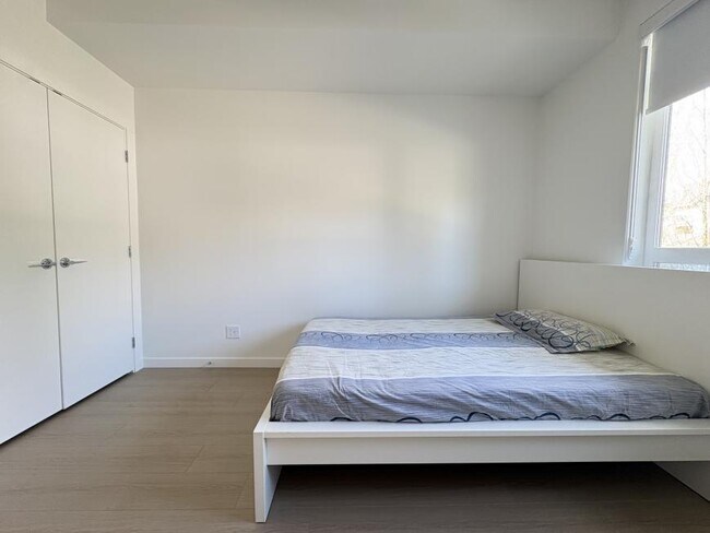 Photo du bâtiment - 1 bedroom in Surrey BC V3T 1A8