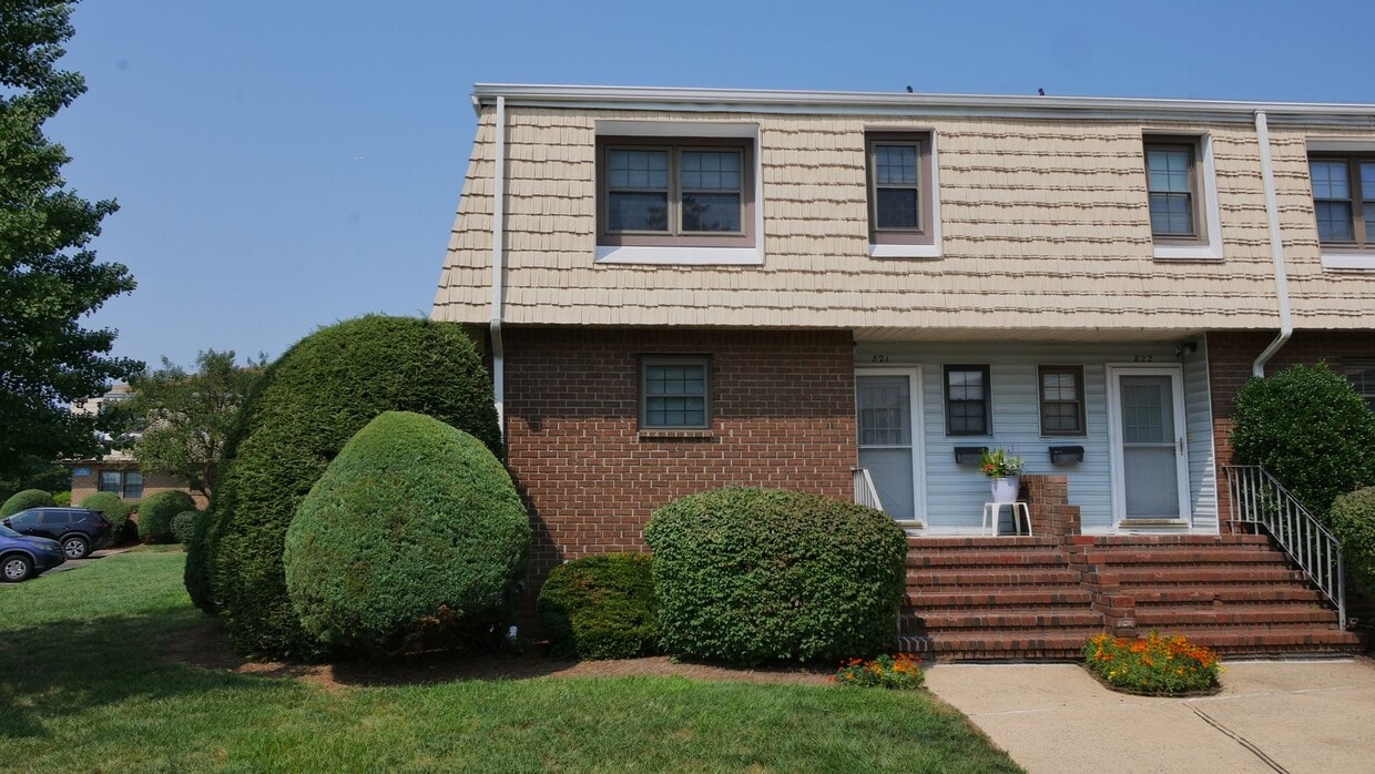 Foto principal - End Unit Townhouse with Full Basement 2BR ...