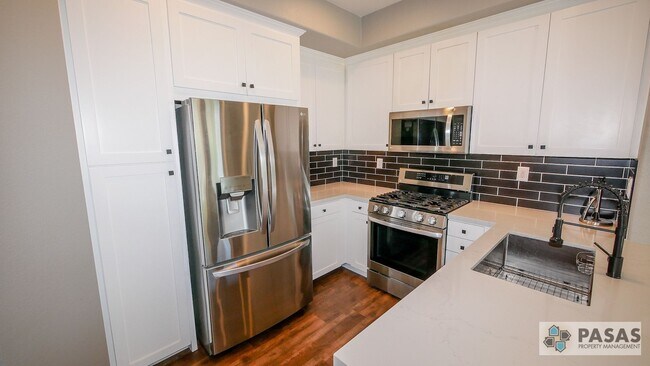 Foto del edificio - Modern Corner-Unit Condo with tandem 2-Car Garage in Central San Diego