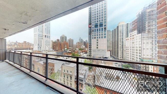 Building Photo - 240 E 82nd St