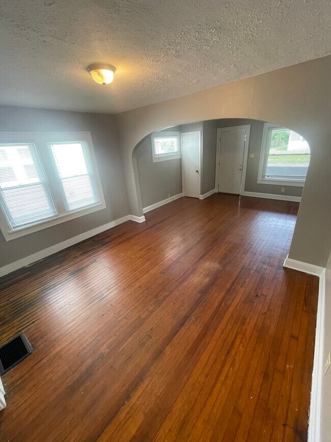 Building Photo - 896 N Gladstone Ave