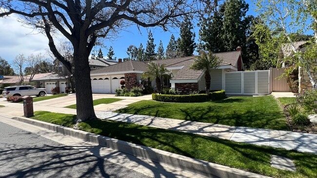 Building Photo - Stunning Single Story 3 Bed plus Den 2.5 B...