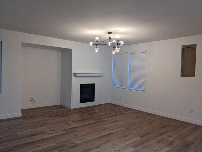 Building Photo - 220 Candela Cir