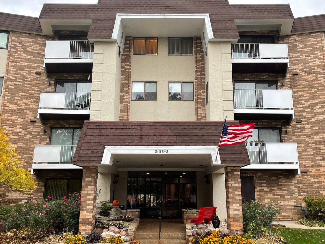 3300 N Carriageway Dr Unit 208, Arlington Heights, IL 60004 Condo for