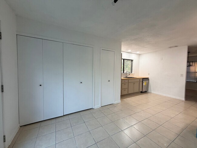 Building Photo - 10475 Canyon Village