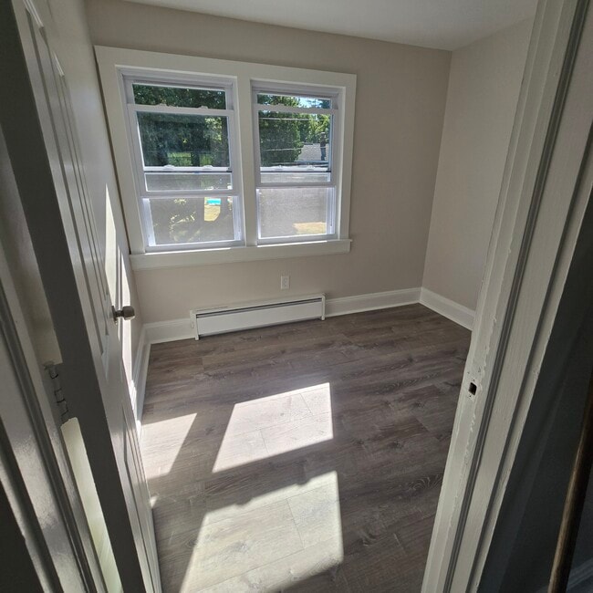 Building Photo - 785 Warwick Tpke