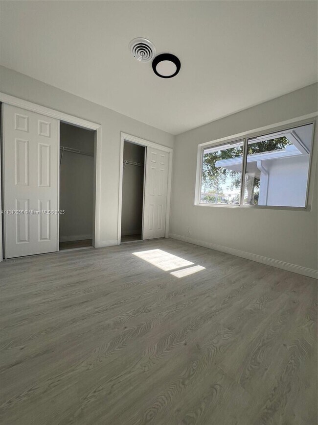 Foto del edificio - 1831 NE 56th St