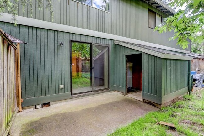 2 bedroom 1 bath with Garage available and... - 2 bedroom 1 bath with Garage available and... House