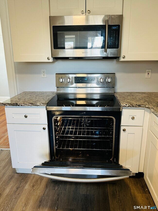 Foto del edificio - 133 Quaker Ln S