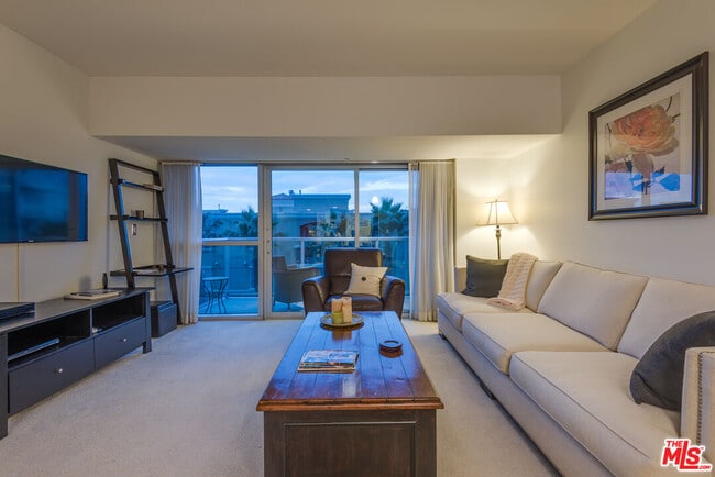 Building Photo - 13700 Marina Pointe Dr
